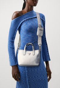 Guess LATONA MINI TOTE SET - Håndtasker - white