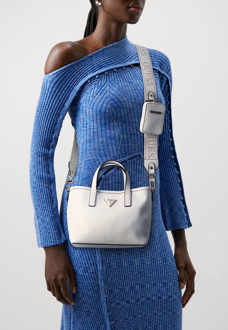 Guess LATONA MINI TOTE SET - Håndtasker - white