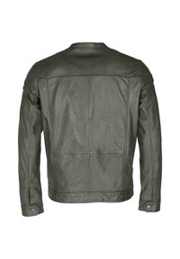 Grüne Lederjacke mit rundem Halsausschnitt, langen Ärmeln und einer strukturierten Oberfläche mit sichtbaren Nähten und minimalen Hardware-Akzenten.