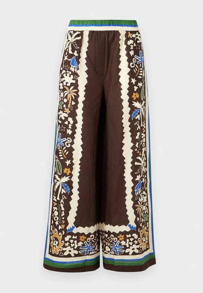Καφέ παντελόνι με φαρδιά μπατζάκια, διακοσμημένο με κρεμ, μπλε, πράσινα και κίτρινα τροπικά λουλουδάτα και γεωμετρικά σχέδια, και με πράσινη ελαστική μέση.