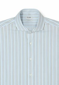 Hellblaues Hemd mit vertikalen weißen und marineblauen Streifen, klassischem Kragen, durchgehender Knopfleiste und einem Naturstretch-Stoff für Tragekomfort.