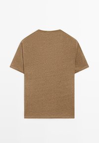 T-shirt marron uni à manches courtes et col rond, présenté à plat, vue de dos sur un fond blanc.