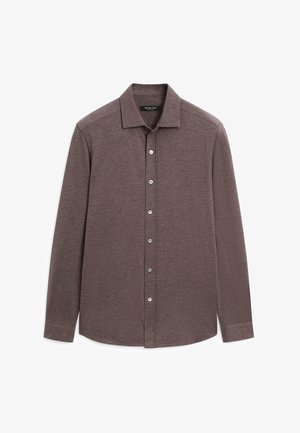 Bruin hemd met lange mouwen, knopen, kraag en manchetten, plat uitgespreid met knopen dicht, effen stoftextuur.