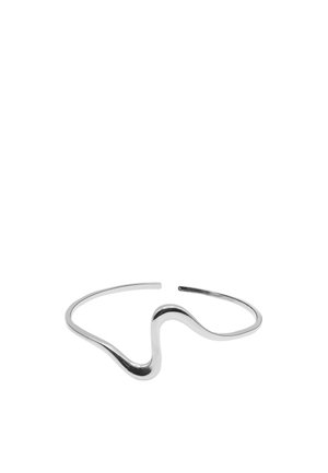 Offenes Silber-Cuffarmband mit glattem, fließendem wellenförmigem Design und polierter Oberfläche auf weißem Hintergrund.