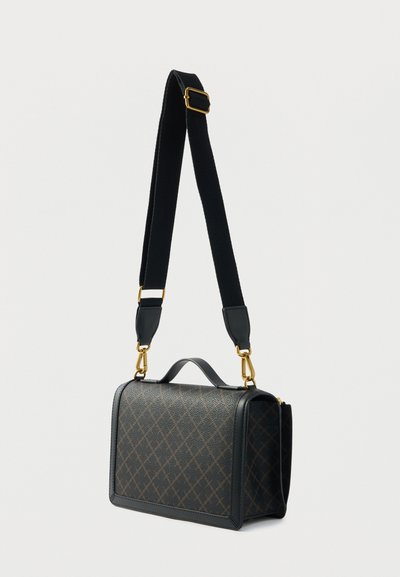 Μαύρη δερμάτινη τσάντα με υφή, χρυσά μεταλλικά στοιχεία και κορυφαία λαβή. Διαθέτει αποσπώμενο λουρί για ευέλικτες επιλογές φορέματος.