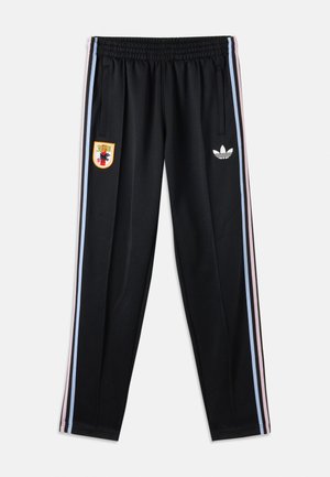 Sorte Adidas joggingbukser med elastisk talje, sidelommer, lyseblå og lyserøde striber på siderne, Adidas trefoil-logo og en farverig lap på venstre ben.