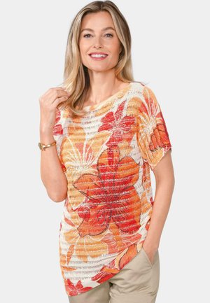 Bloemenprint top met oranje en rode bloemen op een witte, gestructureerde achtergrond; korte mouwen en brede halslijn voor een ontspannen pasvorm.