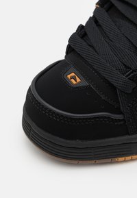 Globe SABRE - Sapatilhas - black/toffee