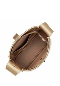 Interno di una borsa in pelle dorata con una tasca con cerniera e due scomparti aperti. Superficie texturizzata e rivestimento liscio. Hardware minimale visibile.