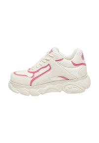 Vita sneakers med rosa accenter, med en kurvad sula, snörning och textilmaterial. Anmärkningsvärda sidoutsparningar och vadderad krage.
