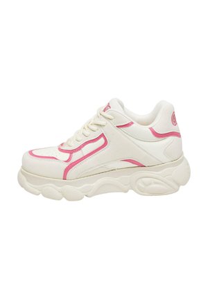 Hvit sneaker med rosa detaljer, med en buet såle, snøring og teksturert stoff. Merkers sideutskjæringer og polstret krage.