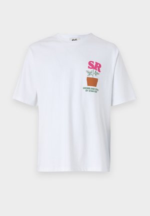 Weißes Baumwoll-T-Shirt mit kurzen Ärmeln, das ein pinkes "SR"-Grafikdesign und ein grünes Pflanzenkübel-Design zeigt, begleitet von Text darunter.