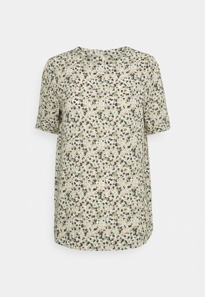 Blusa de manga curta em tecido leve com base verde, apresentando um padrão abstrato multicolorido salpicado por toda a peça.