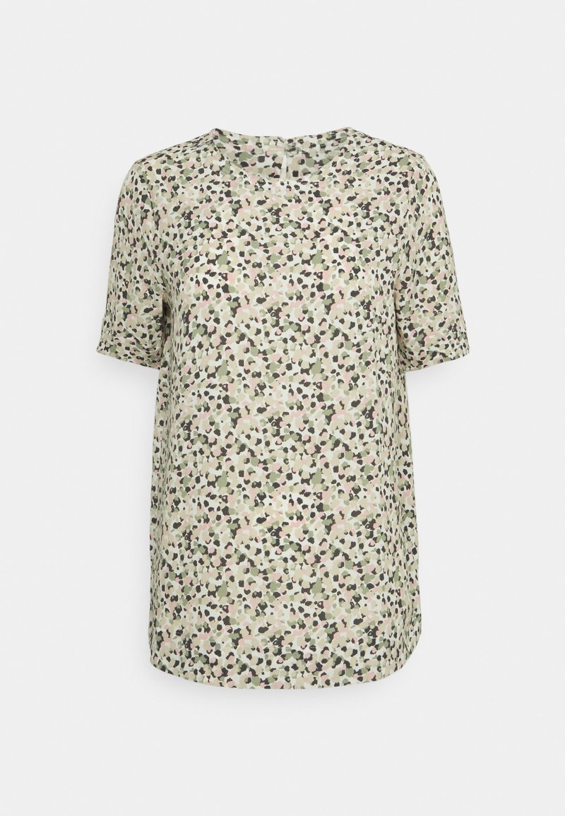 Blusa de manga curta em tecido leve com base verde, apresentando um padrão abstrato multicolorido salpicado por toda a peça.