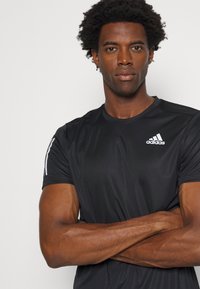 adidas Performance OWN THE RUN - T-shirt con stampa - black/silver
