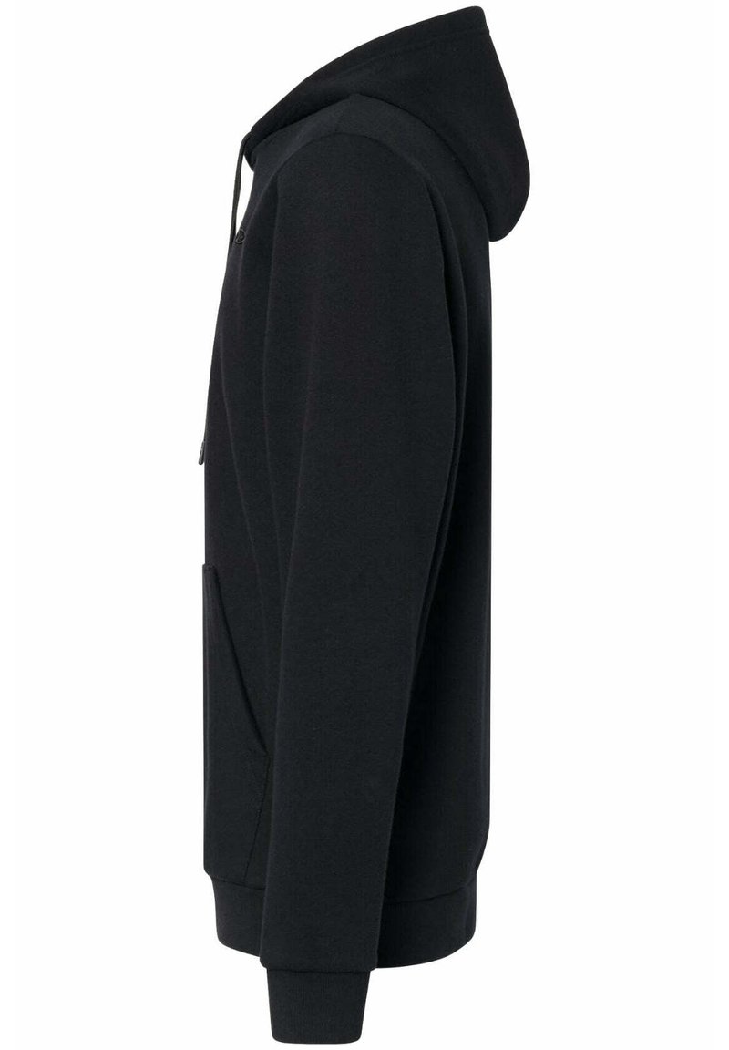 Hoodie noir avec une poche frontale, tissu doux, fermeture éclair intégrale et capuche avec cordon de serrage réglable. Présente une silhouette slim et moderne.