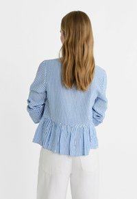 Stradivarius STRIPED WITH BOWS - Bluza - light blue