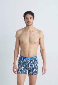 Kék elasztikus derékpánttal ellátott boxer alsónadrág, zöld, kék és fehér formákból álló, színes absztrakt mintázattal.