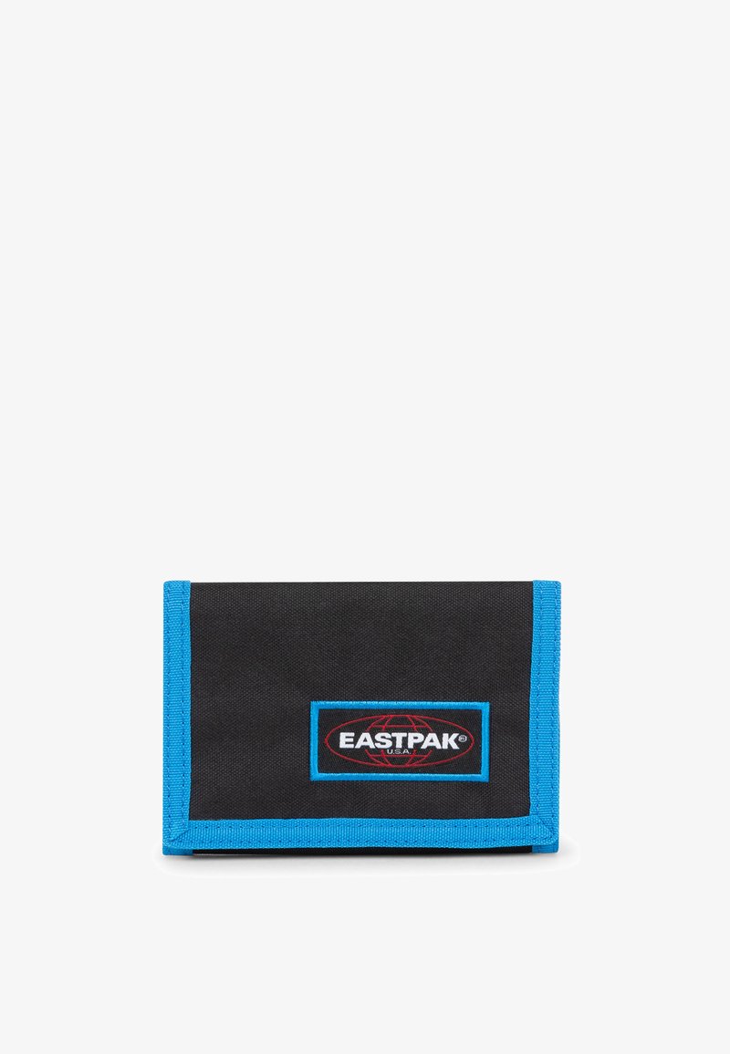 Cartera de tela negra con ribete azul y un parche con el logo de Eastpak. Forma rectangular, con un diseño simple y una textura lisa.
