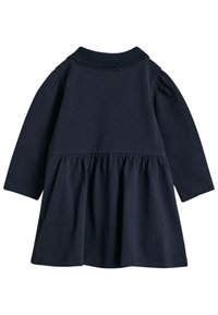 Námořnická modrá šaty s dlouhými rukávy, nařaseným pasem a texturovaným límcem. Měkká bavlněná tkanina, klasický design a jednoduchý silueta.