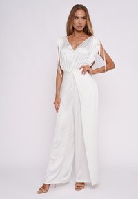 Weißer Satin-Overall mit V-Ausschnitt, kurzen Ärmeln mit Kordelzügen und einem weit geschnittenen Design mit einem Schlitz vorne. Glatte Textur im gesamten Overall.