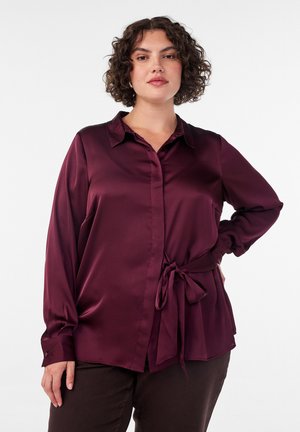 Zizzi, BLUSE MIT SATIN-OPTIK UND WICKELOPTIK - Πουκαμίσα με κουμπιά - rot