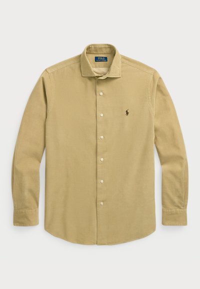 Camisa de manga longa em khaki claro, feita de algodão, com colarinho abotoado, botões frontais e um pequeno logótipo bordado no peito.