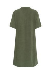 Robe verte olive à manches courtes avec col, coupe décontractée et texture douce, présentant un ourlet qui arrive au mi-cuisse dans le dos.