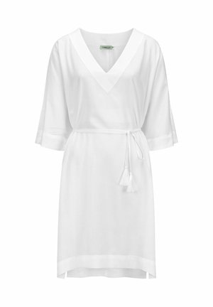 Weißes knielanges Kleid mit V-Ausschnitt, 3/4-Ärmeln und einem dünnen Quasten-Gürtel, der an der Taille gebunden ist, mit einem dezenten Schlitz am Saum.