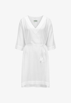 Weißes knielanges Kleid mit V-Ausschnitt, 3/4-Ärmeln und einem dünnen Quasten-Gürtel, der an der Taille gebunden ist, mit einem dezenten Schlitz am Saum.
