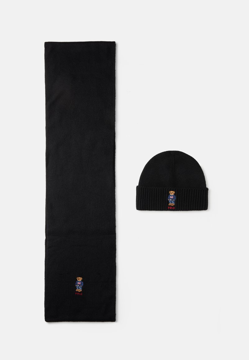 Μαύρο σετ από πλεκτό σκουφάκι και κασκόλ. Το σκου�φάκι διαθέτει ριγωτό τελείωμα και κεντητό λογότυπο αρκούδας. Το κασκόλ είναι μακρύ και λείο με το αντίστοιχο λογότυπο.