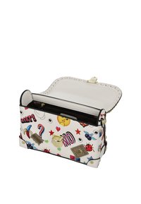 Bolso rectangular blanco con varios emojis de dibujos animados coloridos y patrones, herrajes dorados, ribete negro y un borde superior texturizado.