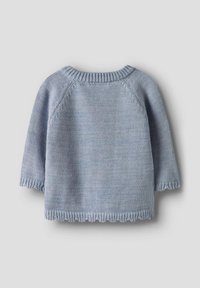 Gaiši zils adīts džemperis ar īsām raglāna piedurknēm, ribota apkakle un viļņotu apakšmala. Mīksta faktūra, ikdienišķs dizains.