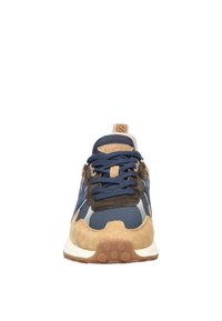 Sneaker mit einem marineblauen Mesh-Obermaterial, akzenten aus beigefarbenem Wildleder, braunen Lederdetails und einer weißen und braunen Gummisohle. Verfügt über strukturierte Muster.