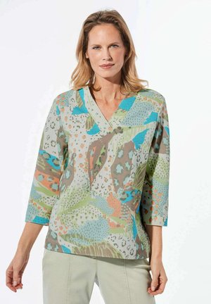 V-hals tuniek top met een kleurrijk abstract patroon in groene, blauwe, oranje en bruine tinten. Gemaakt van textuurstof, met driekwart mouwen.