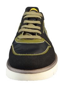 Czarne sneakersy z zielonymi akcentami, sznurowana konstrukcja, gumowa podeszwa, wyściełany język i teksturowane materiały. Widok z góry ukazuje kształt i przeszycia.