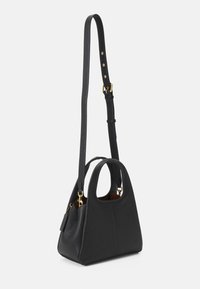 Czarna teksturowana skórzana torebka z krótkimi uchwytami i regulowanym długim paskiem na ramię, wyposażona w złote okucia i ustrukturyzowany trapezowy kształt.