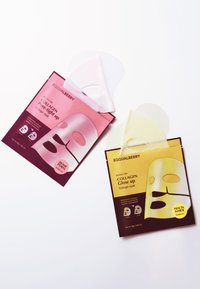 Maski hydrożelowe w różowym i żółtym opakowaniu, z motywami twarzy, nazwami produktów i podkreśleniami kluczowych składników. Płaska, żywa, gładka tekstura.