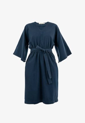 Tumesinine kleit V-kaelusega, laiad varrukad ja vöökohtade sidumiseks. Valmistatud pehmest kangast, omab vabalt langevat lõiget ja küljetaskuid.