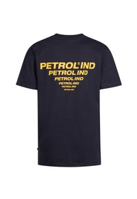 Námořnická modrá bavlněná trička s velkým žlutým nápisem "PETROL IND" vytištěným na zádech ve více řádcích. Kulatý výstřih a krátké rukávy.