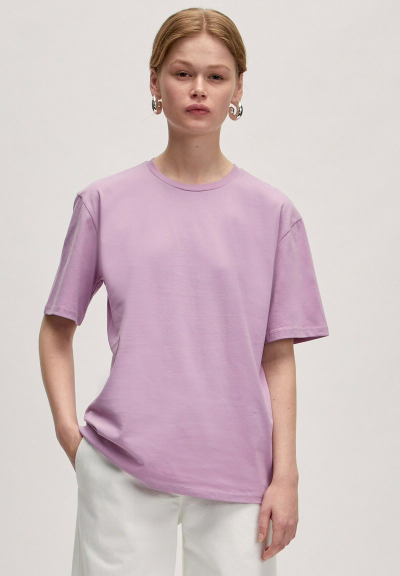 Lavender crew neck t-shirt met korte mouwen, gemaakt van zachte stof. Heeft een ontspannen pasvorm en minimale stikdetails.