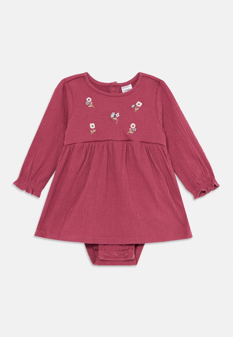 Ilga rankovė dulkėta rožinė kūdikių suknelė su mažomis siuvinėtomis gėlėmis ant krūtinės ir užsegimais apačioje.