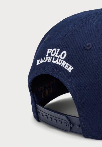 Casquette de baseball marine avec le texte "POLO RALPH LAUREN" brodé en blanc. Sangle en plastique ajustable à l'arrière, matériau en coton, visière courbée.