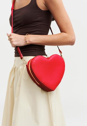 FABLE ENGLAND, FLORAL HEART  - Taška cez plece - red