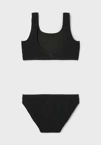 Set di bikini nero a coste con top a colletto rotondo e spalline larghe, abbinato a un slip alto in vita. Tessuto testurizzato su tutta la superficie.