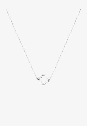 Collier délicat en chaîne argentée avec un petit pendentif en forme de quadrilobe ouvert, centré sur un fond blanc.