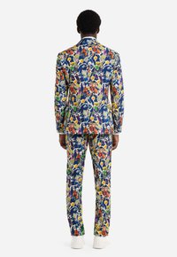 Farbkräftiger Zweiteiler mit einer blauen Basis und lebhaften Blumen- und Charaktermustern. Entworfen mit einer modernen Passform und strukturiertem Silhouette.