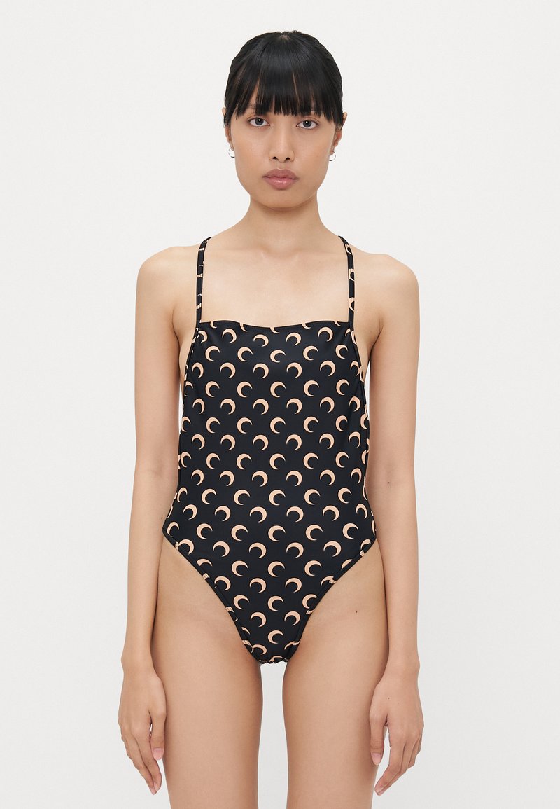 Costum de baie întreg, negru, cu bretele subțiri, având un model de lună în formă de semicerc în tonuri de piersică deschisă. Material neted și elastic; design cu picioare înalte.