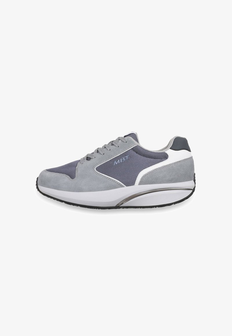 Baskets athlétiques grises et bleu marine avec dessus en daim et en mesh, semelle intermédiaire blanche, semelle extérieure noire, et logo "MBT" sur le côté.