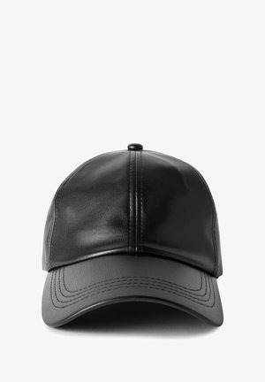 Czarna skórzana czapka bejsbolowa o gładkiej teksturze, usztywnionym kroku i zakrzywionym daszku. Posiada detale w postaci przeszyć wzdłuż krawędzi.